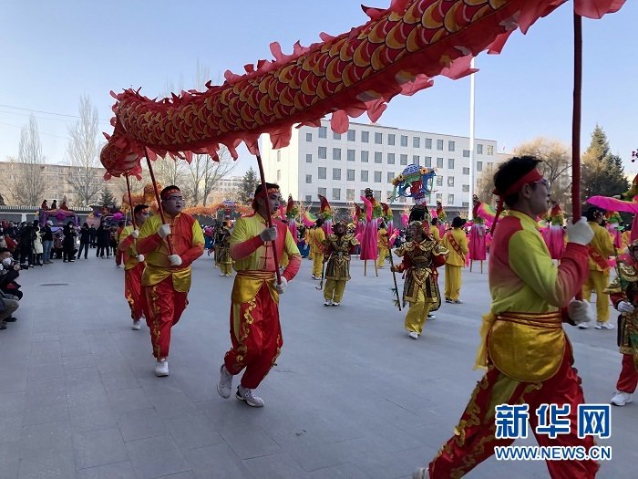 舞龙队上场 新华网发(苏燕平 摄)