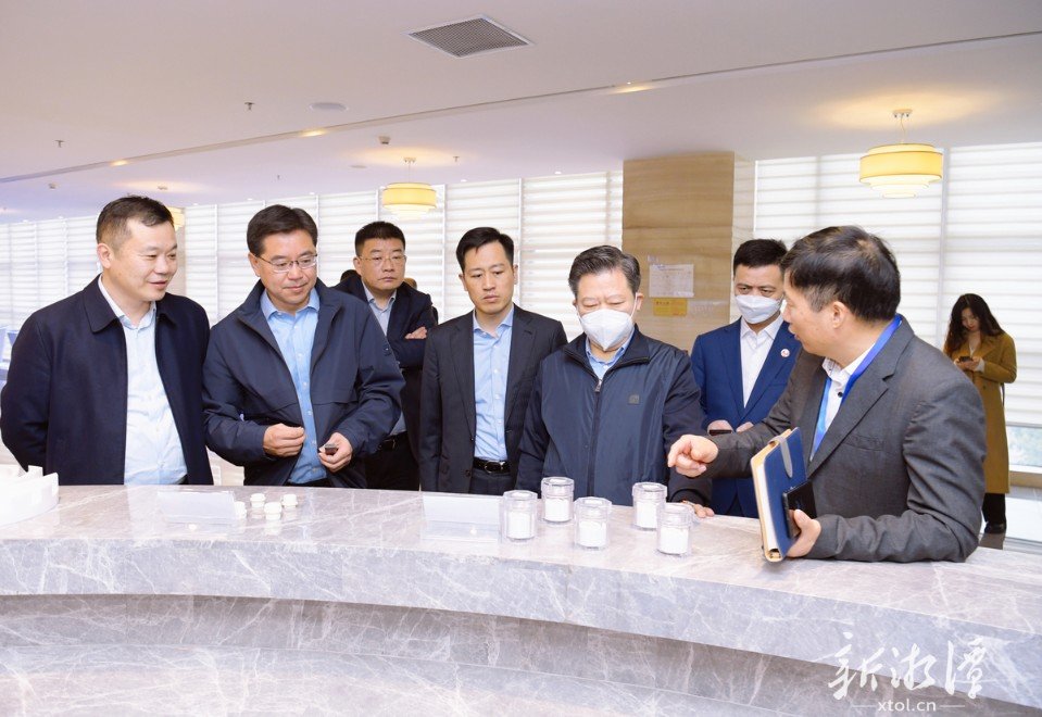 刘志仁一行在深圳顺络电子股份有限公司考察。（记者 方阳 摄）