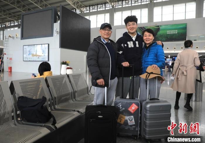 成都游客陈岚女士一家三口在成都双流国际机场出发大厅等候值机。　王磊 摄