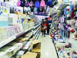 “开学经济”升温 南昌多家商场、文具店学习用品热销