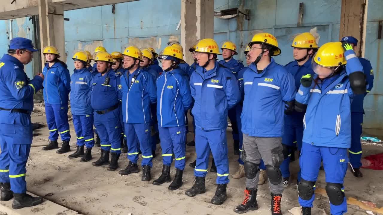 备战等候召唤！上海蓝天救援队开展地震救援演练