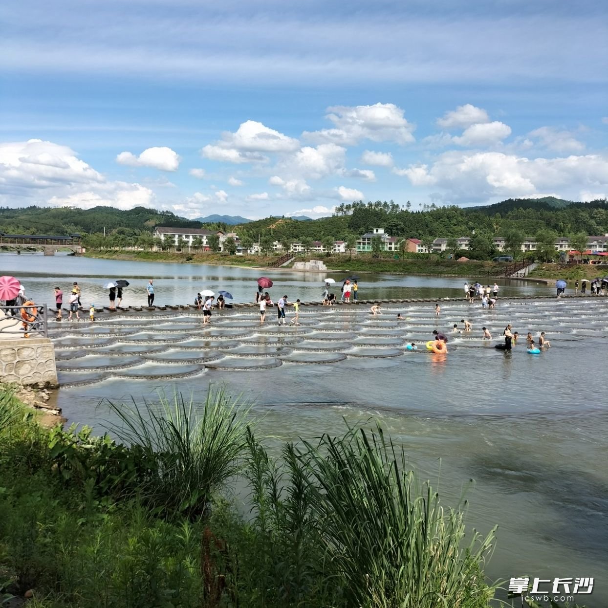 小河乡因地制宜打造的小溪河“一河两岸”风光带，涵盖鱼鳞坝、叠水坝，成了网红打卡地。长沙晚报全媒体记者 陈飞 摄