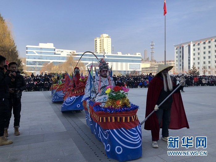 划旱船表演 新华网发(苏燕平 摄)