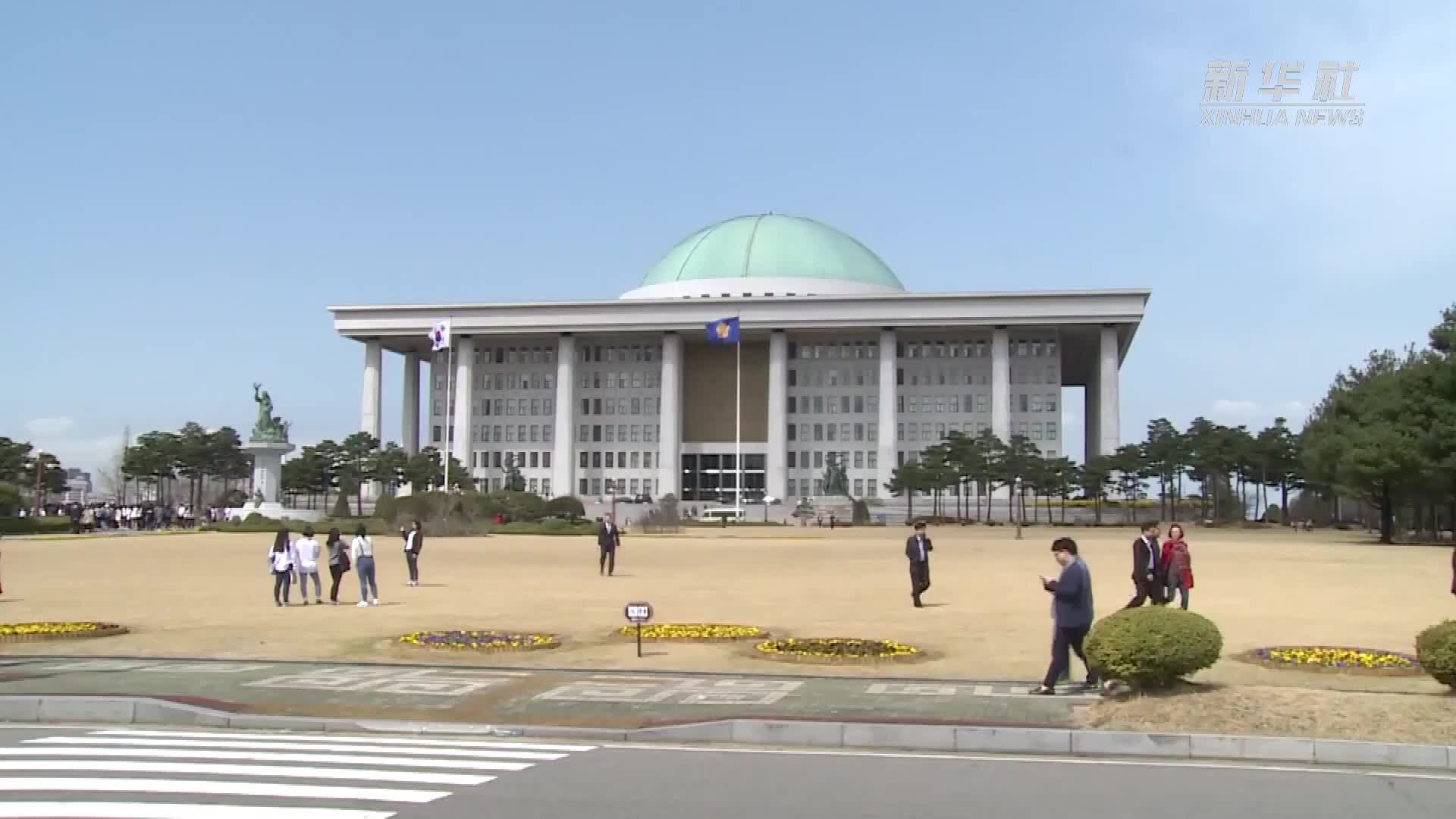 韩国拟立法禁止在中小学校园内使用智能手机