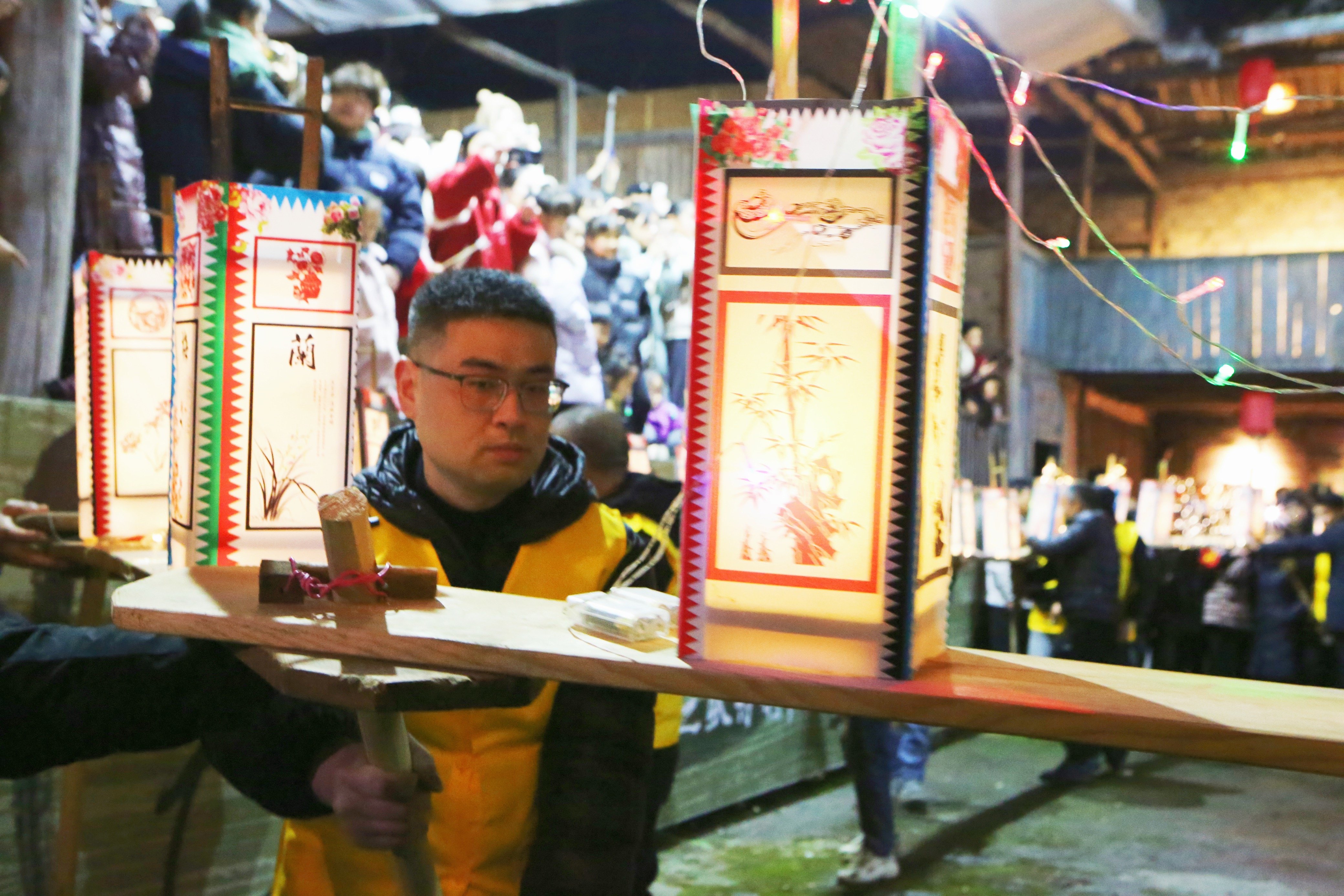 浙江临海汇溪镇:百米板龙闹元宵 舞出新年好愿景