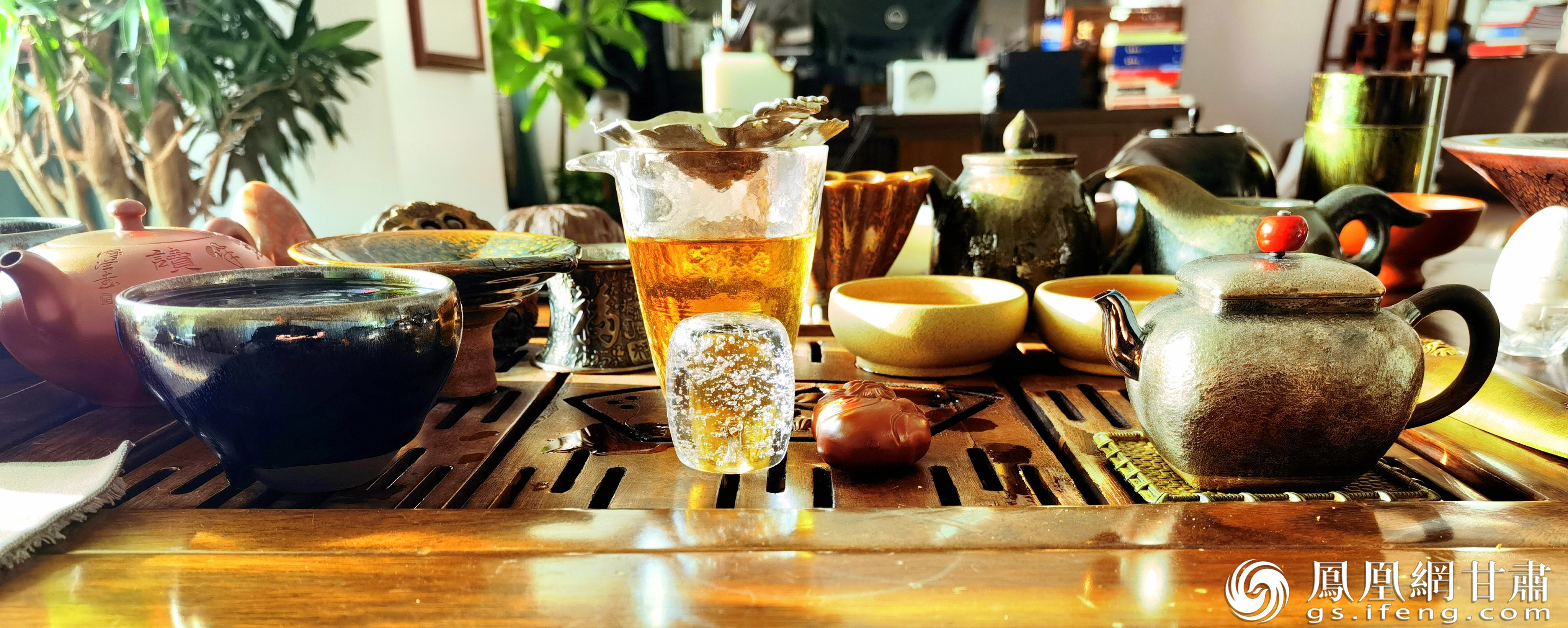 中国人酷爱茶，泡茶、喝茶、赏茶、品茶在1000多年前就形成了具有仪式性和审美性的茶道。本网摄