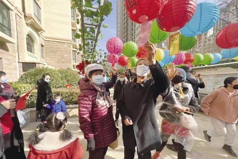 雁园路街道住户在猜灯谜 颜娜 摄