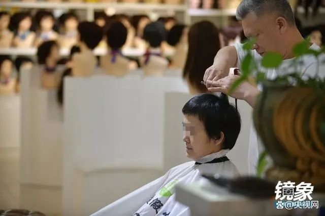 王峰为患者剪头发(图源央视网)