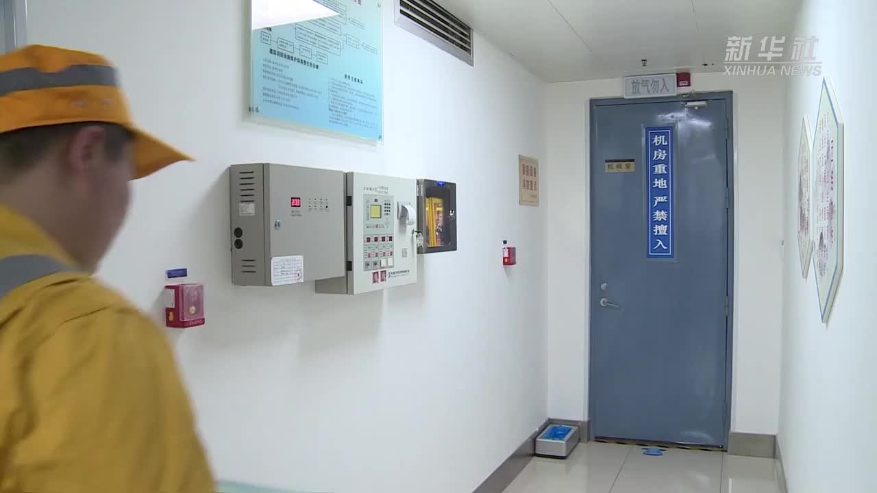 他们抢抓夜间“天窗”期，维护高铁线路安全