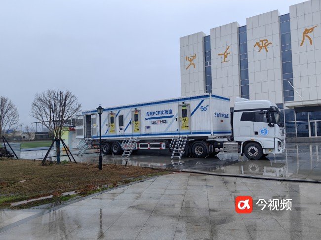 体育馆露天广场上停放的设施