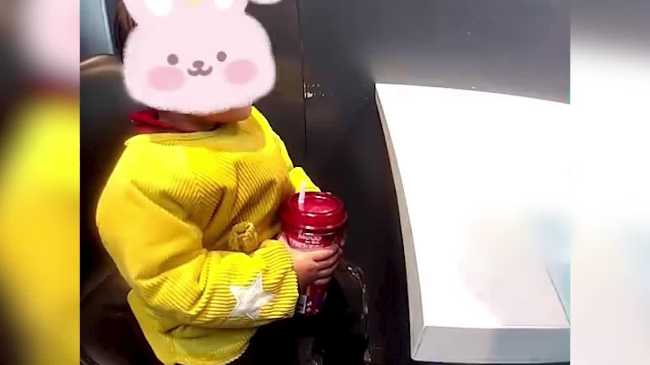 3岁迷路萌娃淡定指挥民警送其回家