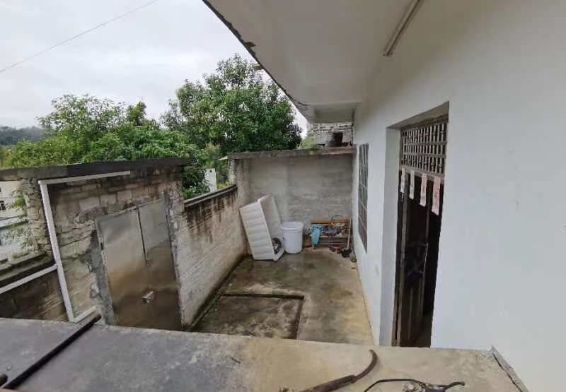 黄东明获救的现场,位于藤县富荣村山腰间的一处房屋。