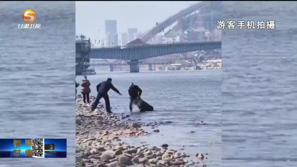 七旬老人被困黄河 危急时刻民警“冻”人一跳……