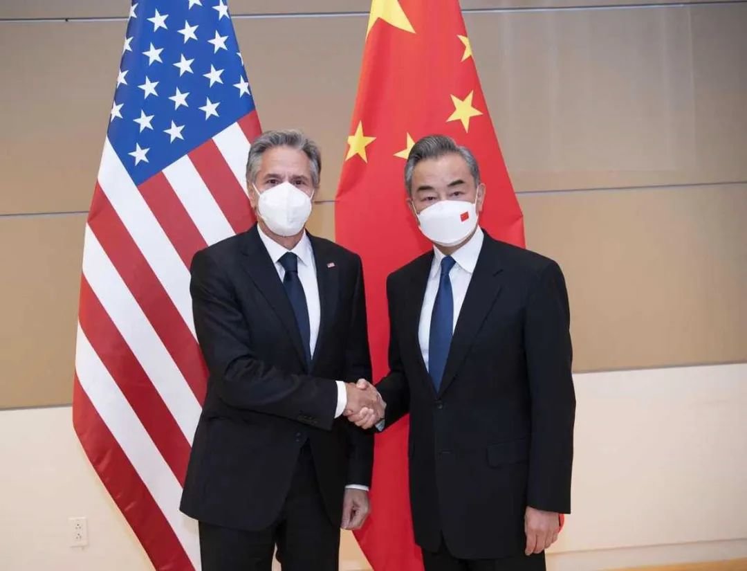 2022年9月23日，王毅在出席第77届联合国大会期间会见美国国务卿布林肯。此次会谈，布林肯再次提出给中美关系加装“护栏”，对此，王毅指出中美三个联合公报就是两国最可靠的“防护”。图源：新华社
