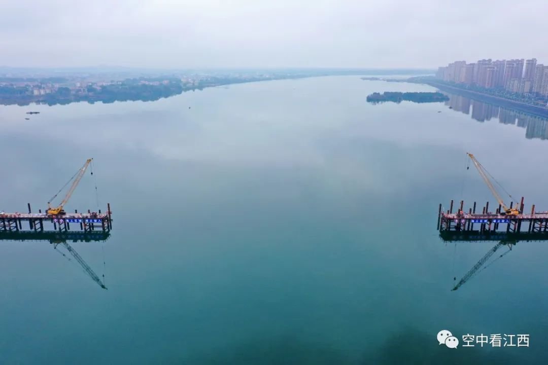 航拍泰和赣江跨江大桥建设施工忙（图）