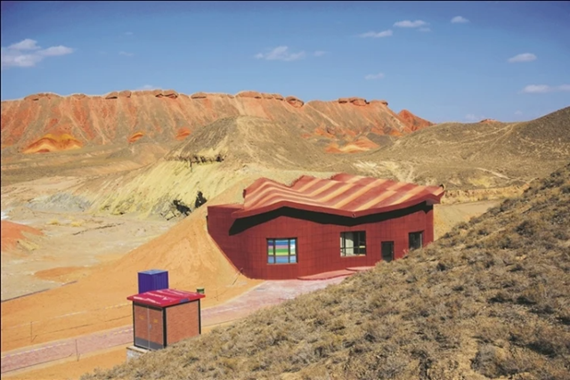 张掖七彩丹霞景区旅游厕所与周边环境和谐　中国旅游报记者 陈晨 摄