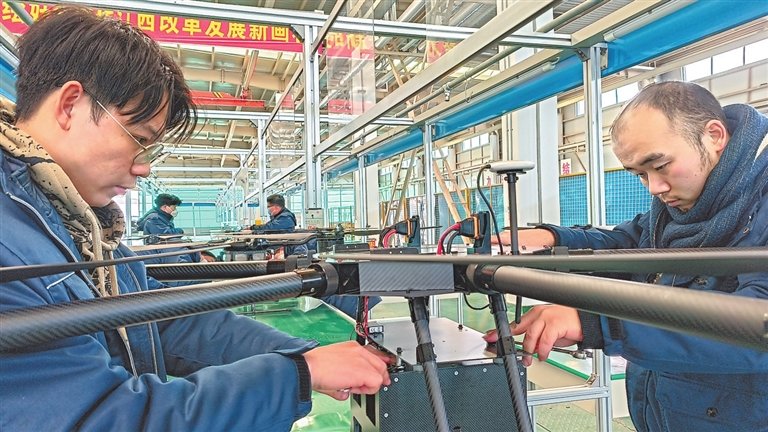 江西直升机有限公司车间内,工人正忙生产、抢进度。本报全媒体记者 王景萍摄