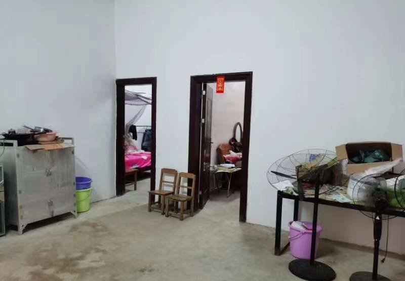 陈松家的小客厅里面有两间卧室。