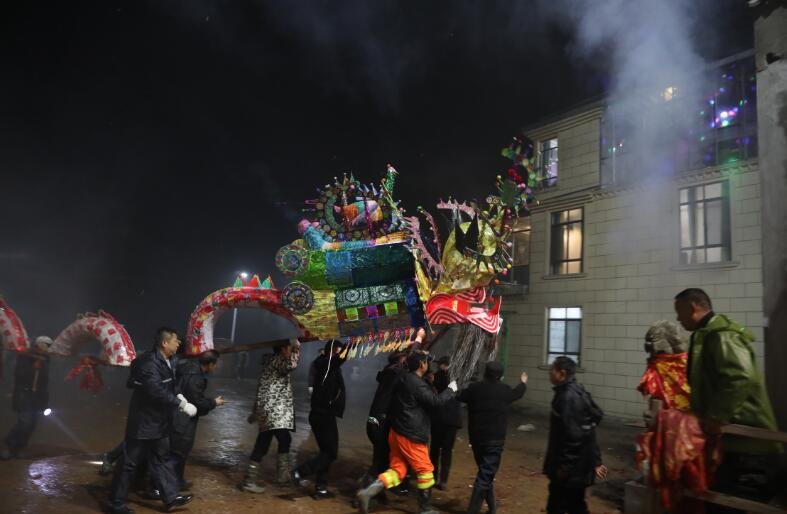 九江彭泽县：百米“板龙”祈福新年