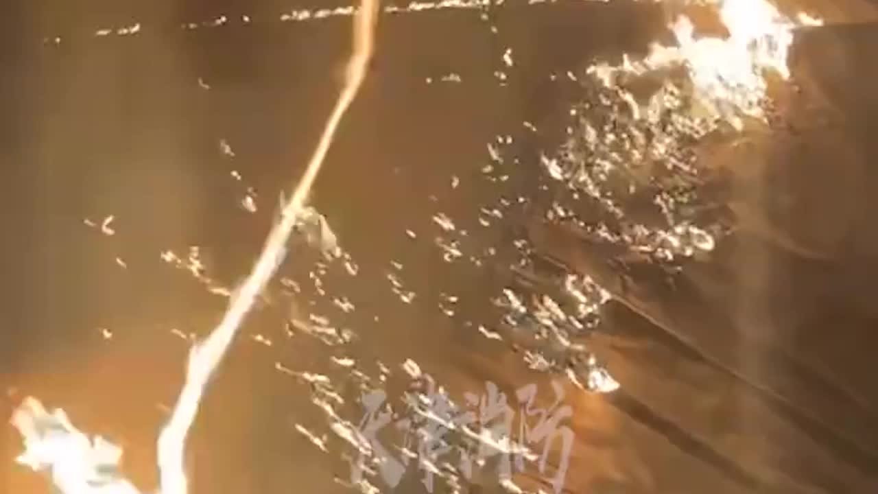 灭火后消防员陷入深坑，队友利用水带成功拉出