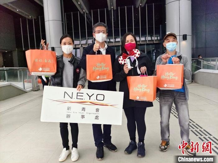 香港立法会议员、打鼓岭区乡事委员会主席陈月明(右二)等在口岸展示“你好，香港”的纸袋。　打鼓岭区乡事委员会供图