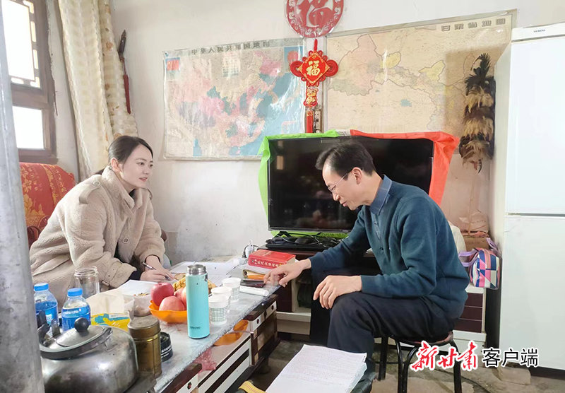 甘肃日报记者在朱彦军家进行采访
