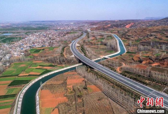 河南陆浑水库开闸放水为多地农田“解渴”