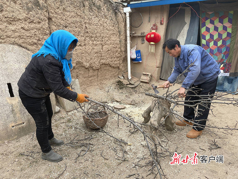 朱彦军和妻子一起干活