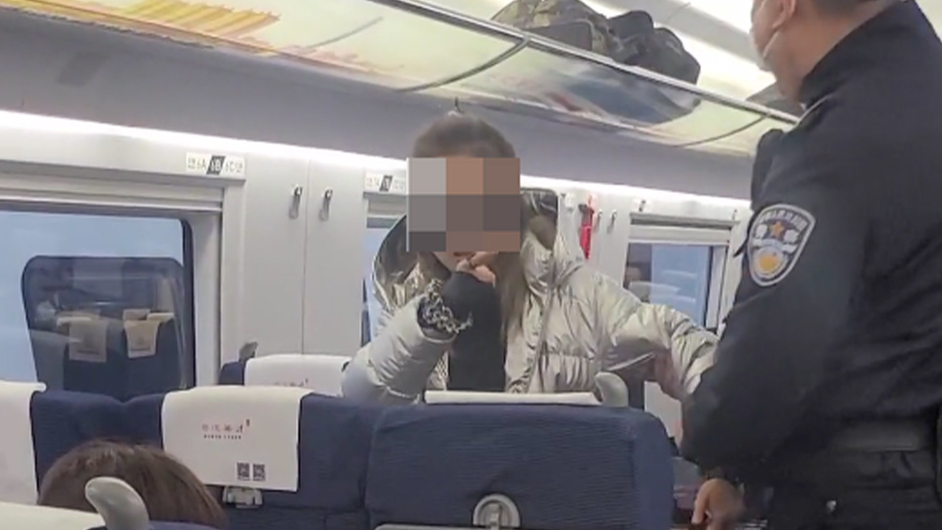 女子高铁占座睡觉侮辱乘务员：你个臭打工的叫什么叫-直播吧