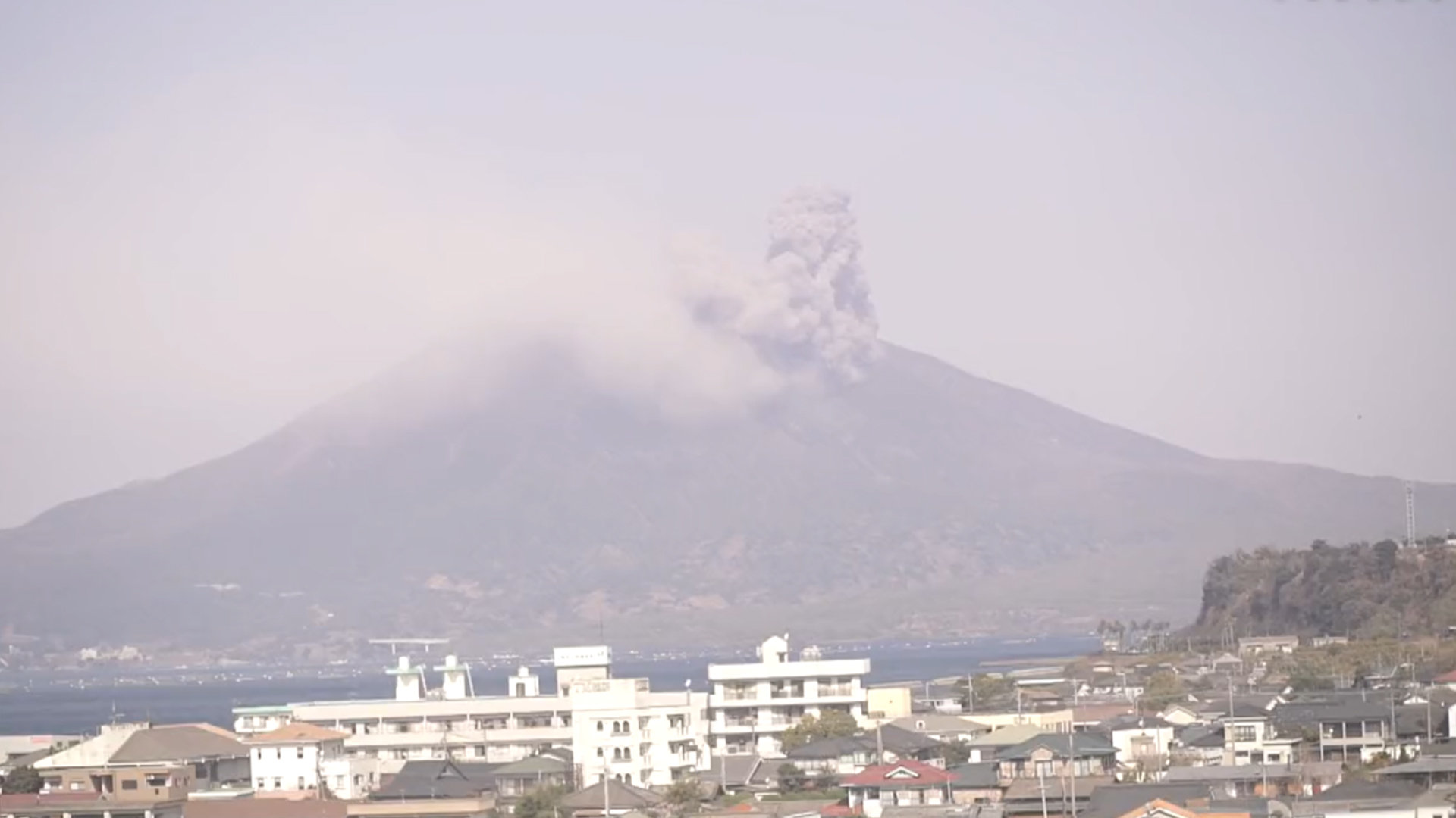 日本樱岛火山时隔近5年再次复活，火山灰喷至千米高