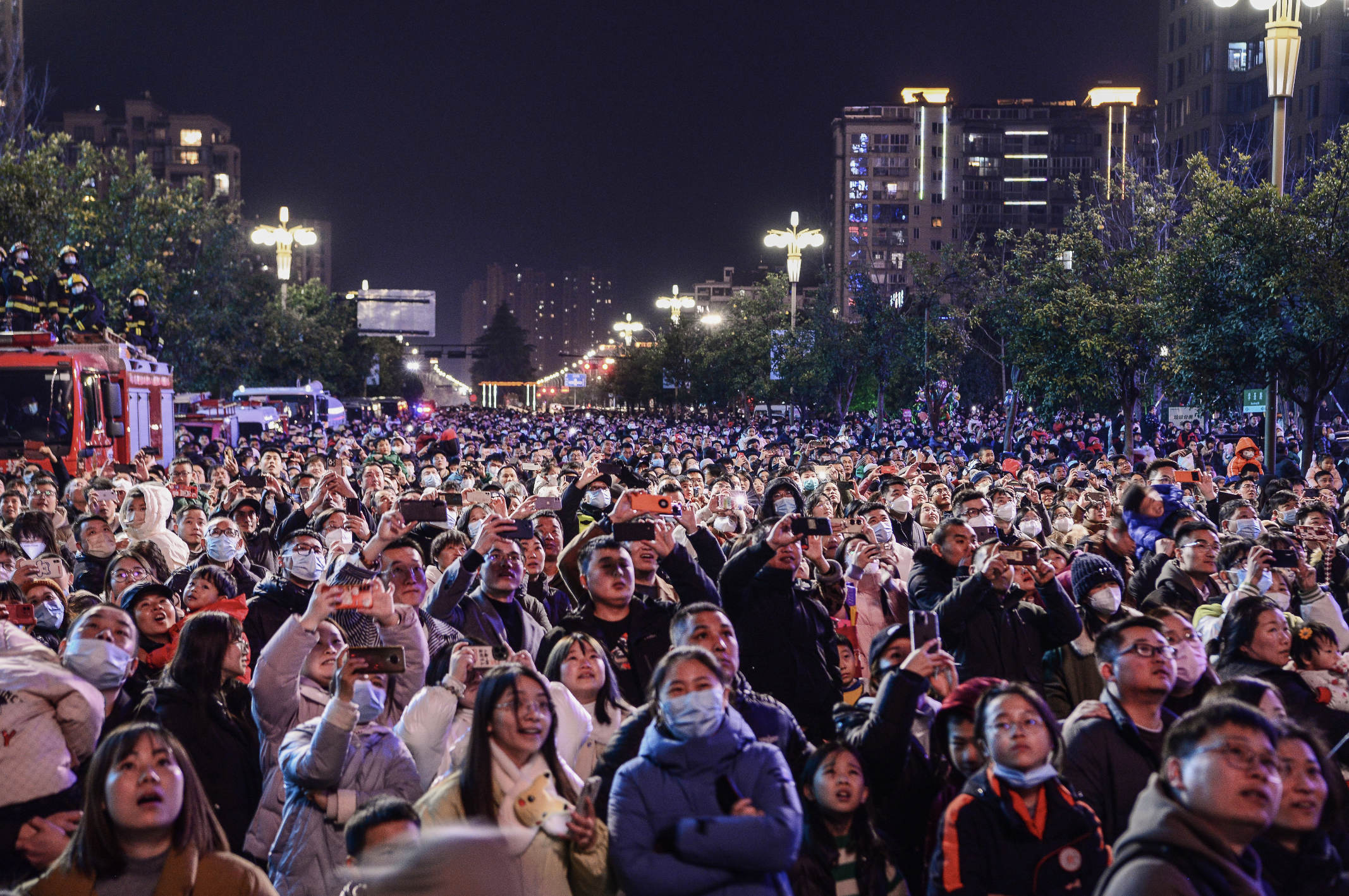 火树银花映春江 “爱上桐庐 立春烟花秀”璀璨绽放