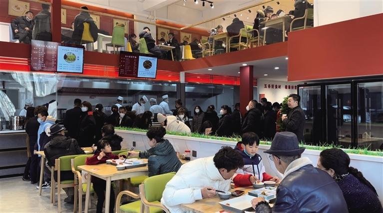 “小区厨房”吸引众多居民前来品尝体验