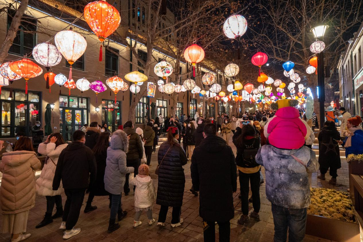 老街古韵浓 灯会聚人潮 大鲍岛元宵节观灯游园会耀启"兔"年