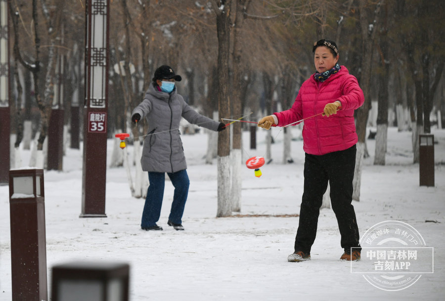 雪中抖空竹。