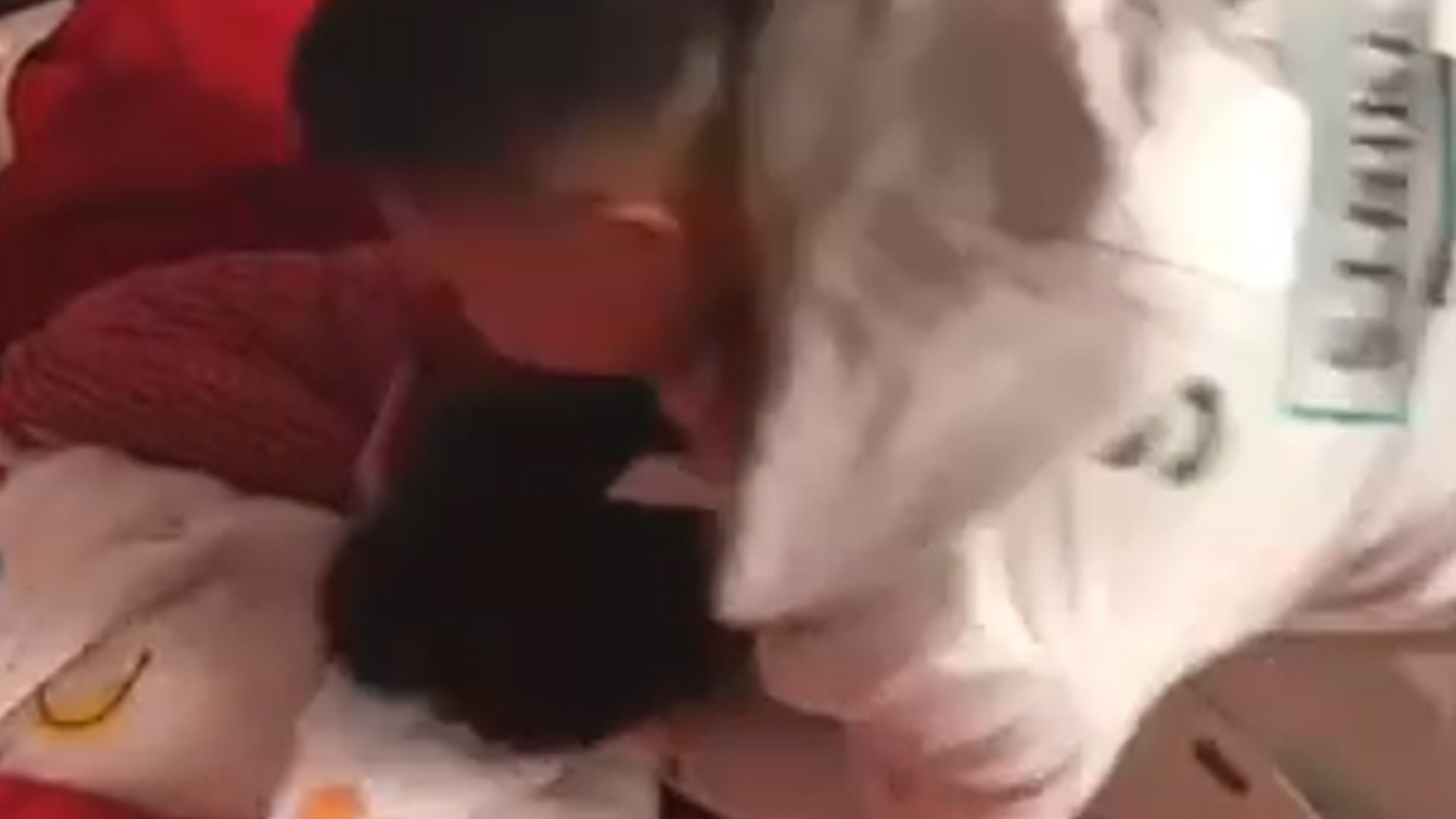 江苏一新娘被亲朋好友亲吻脸部拍打臀部，朋友：系风俗，摸了三年不生病