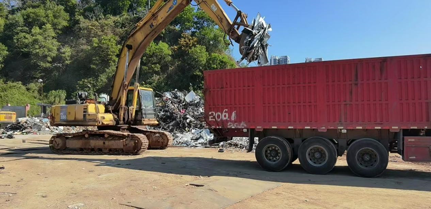 正在卸货的货车和拖机(图源:邹晋)