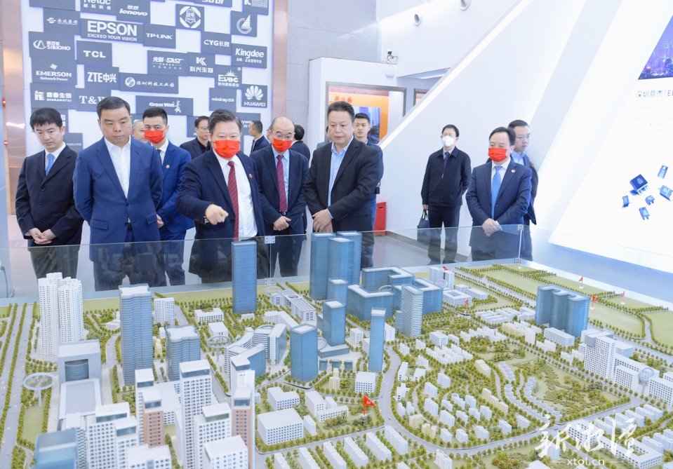 刘志仁一行在深圳科技工业园（集团）有限公司考察。（记者 方阳 摄）