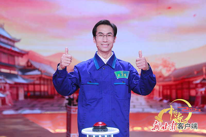 来自平凉市静宁县红寺镇魏沟村的50岁农民工朱彦军,获得《2023中国诗词大会》第八季全国亚军。