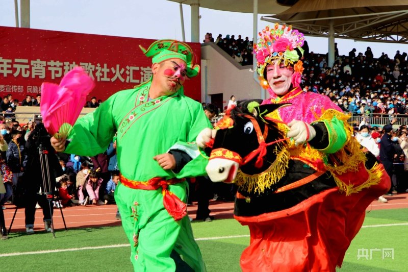 演员们精神抖擞为观众献艺（央广网发 马爱彬 摄）