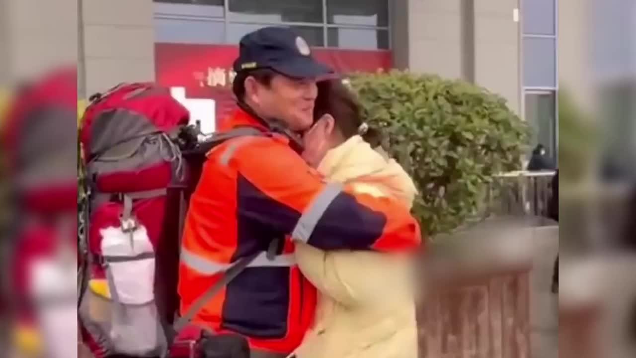 河南救援队长赴土耳其，妻子含泪相送