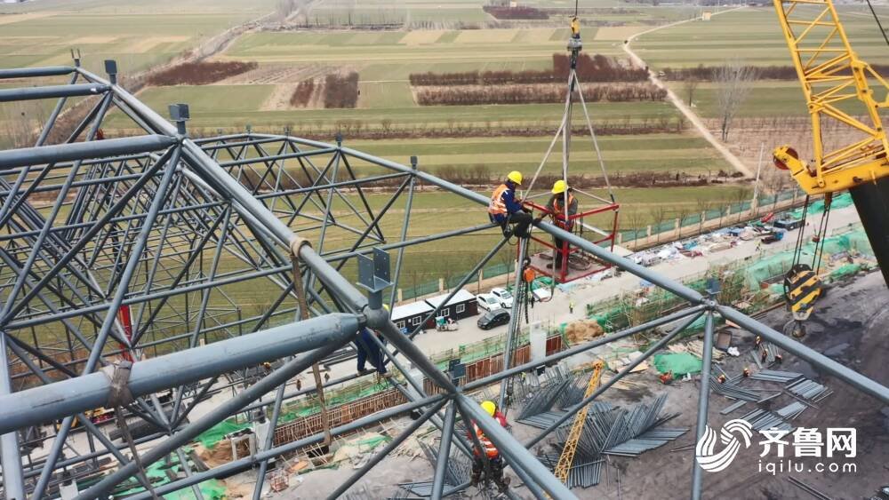 高空作业人员正在进行网架合拢