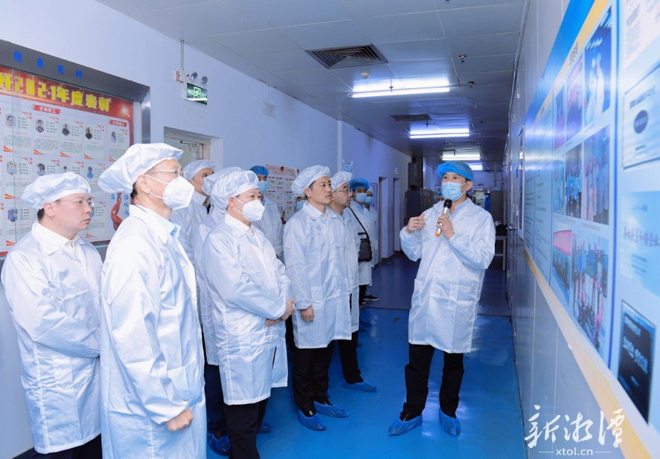 刘志仁一行在深圳特发集团有限公司考察。（记者 方阳 摄）