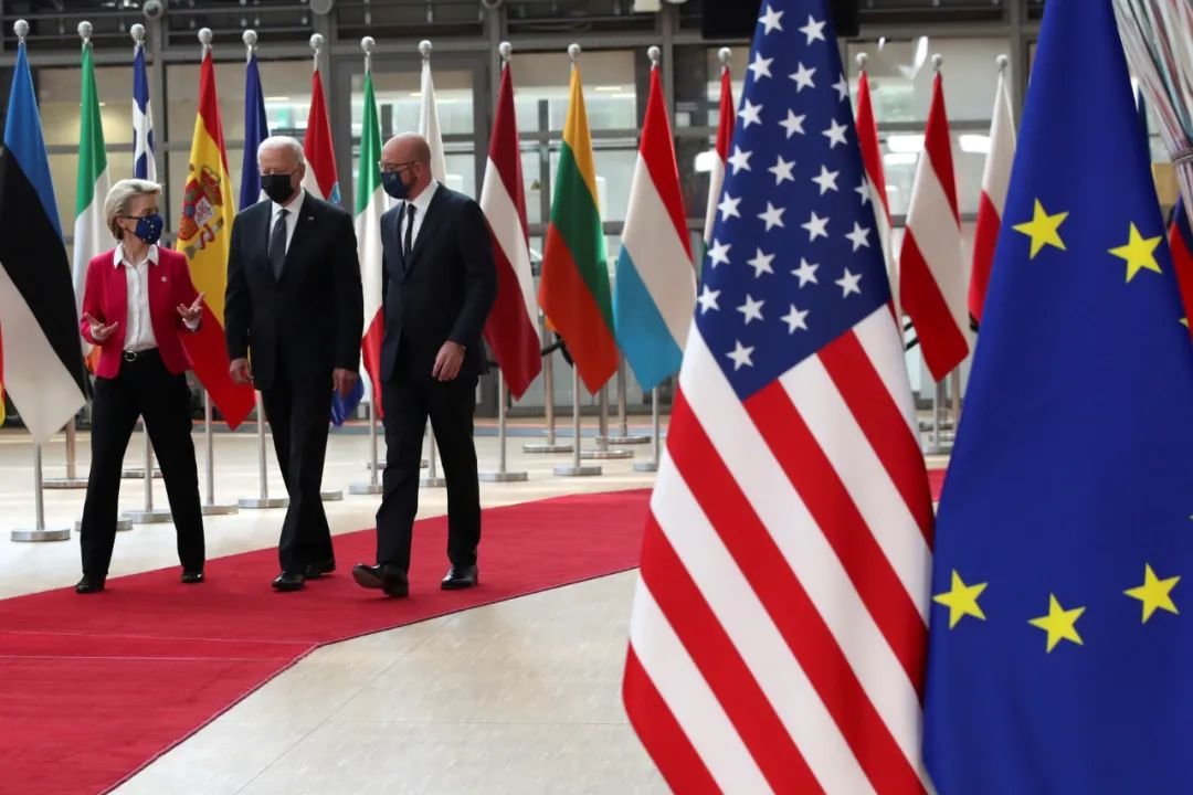 ▎2021年6月15日,美国总统拜登与欧洲理事会主席米歇尔和欧盟委员会主席冯德莱恩在比利时布鲁塞尔举行的欧盟-美国峰会期间散步。图源:路透社