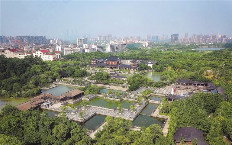 位于南昌市青山湖区湖坊镇的天香园,古色古香的建筑群、湿地、湖泊等连成一片,是许多候鸟栖息的家园。
