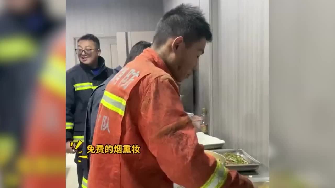 消防员吃饭时满脸灰，被打趣是“烟熏妆”