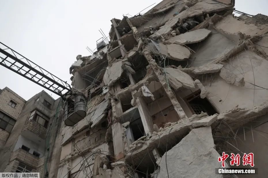 图为叙利亚伊德利卜省倒塌的建筑物。