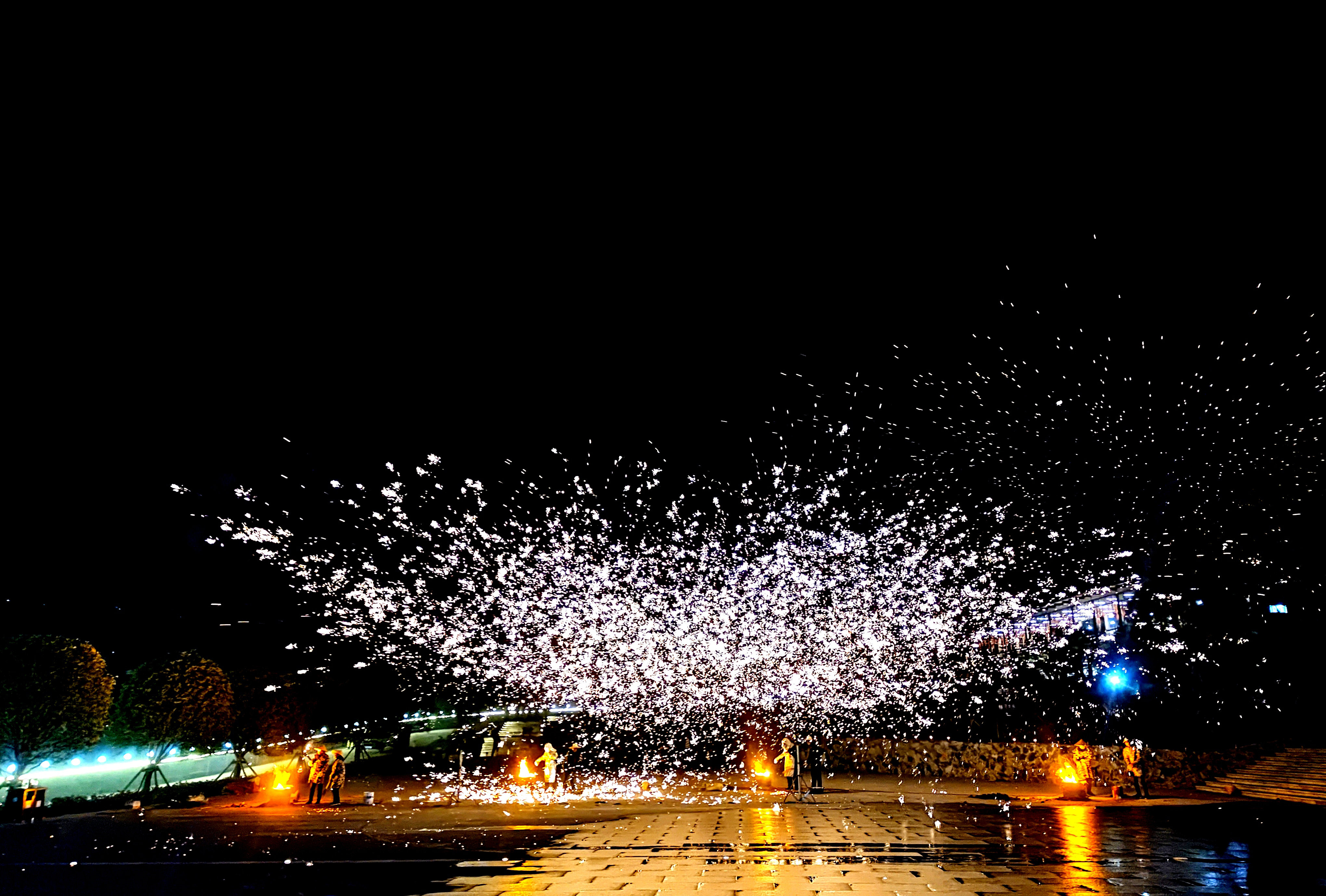 元宵节点亮“一炷香”，灯火里的恩施大峡谷首次开启夜游体验