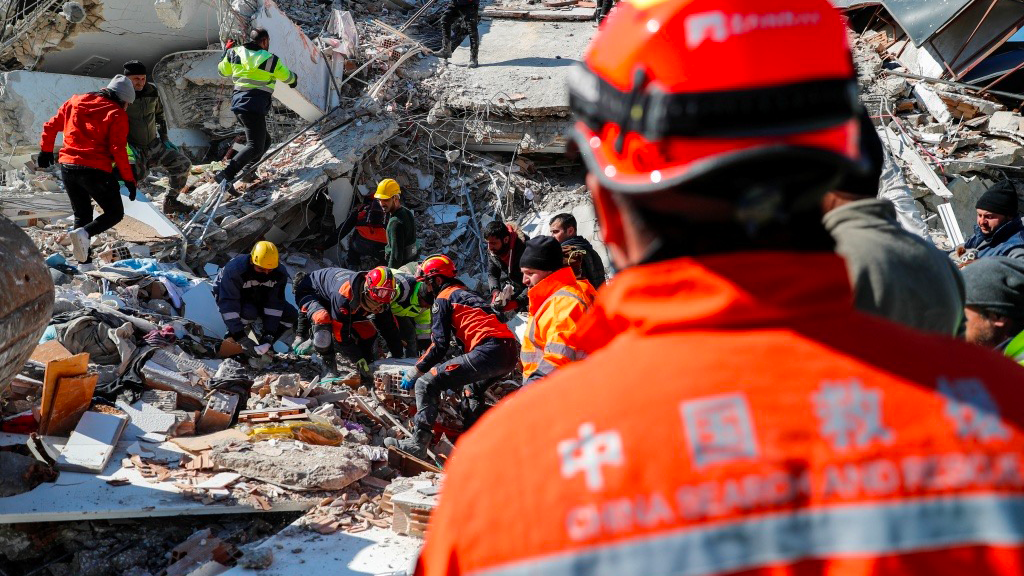 中国救援队在土耳其成功救出第四名被困者