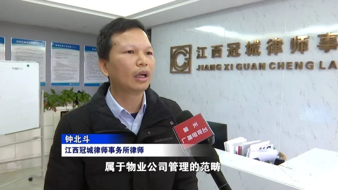 赣州劲嘉山与城小区外围人行道坑洼不平 附近居民出行不便