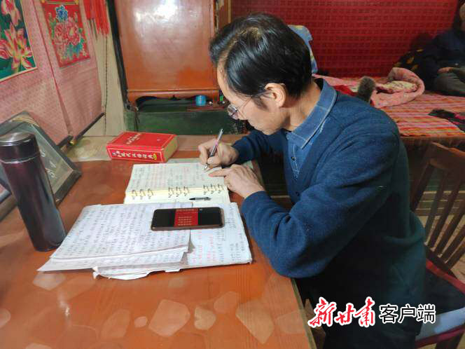 朱彦军挤时间学习诗词、摘抄笔记